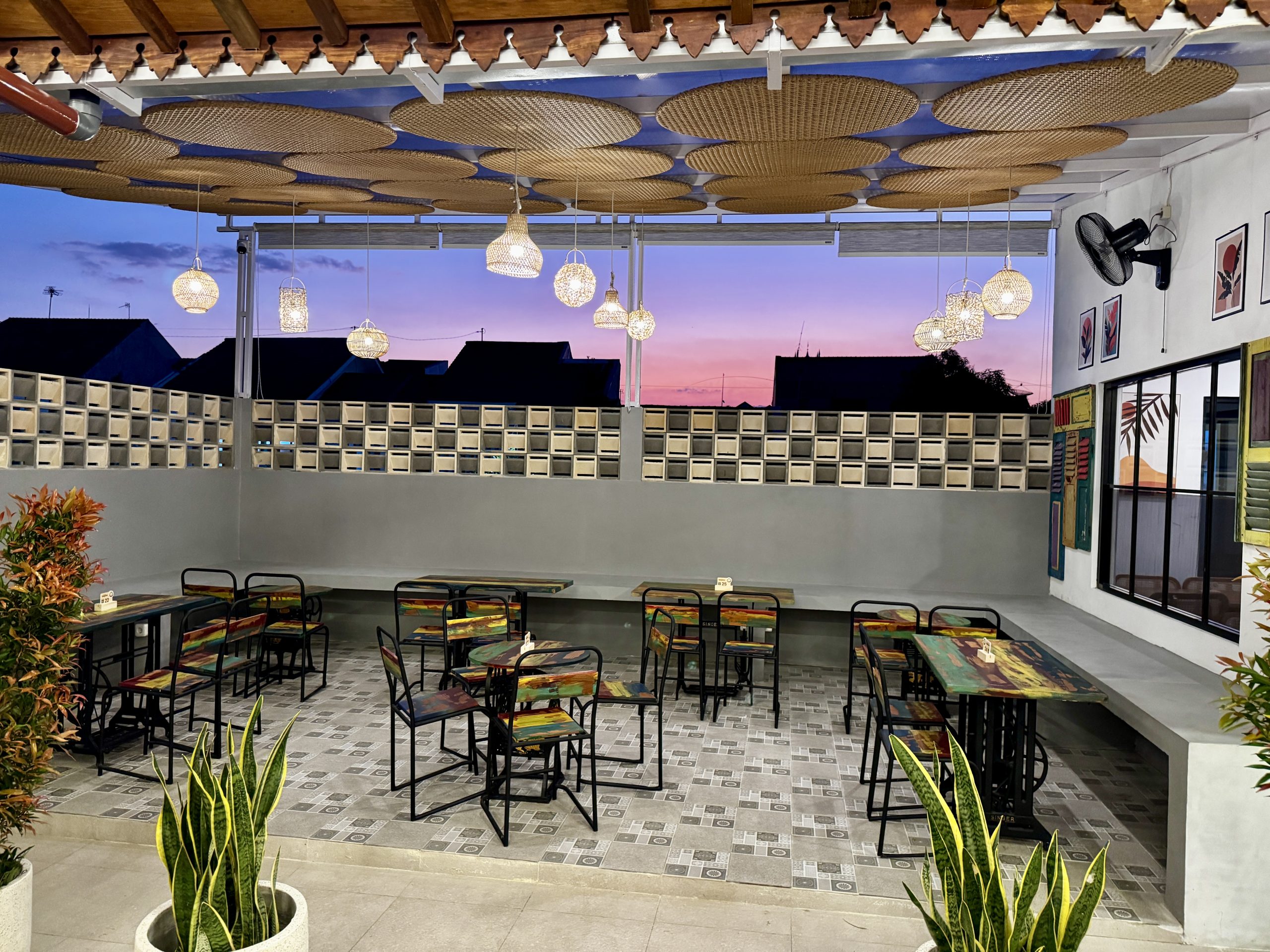 Kopi Pasir Bengawan Smoking Area